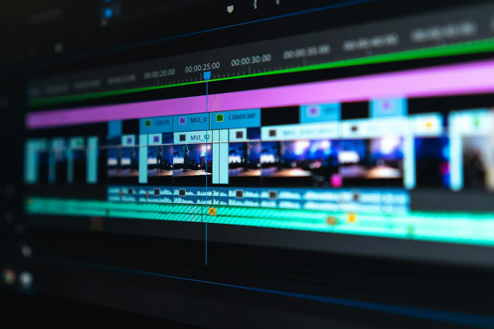 Pantalla de un programa de edición de video con una línea de tiempo de clips y pistas de audio